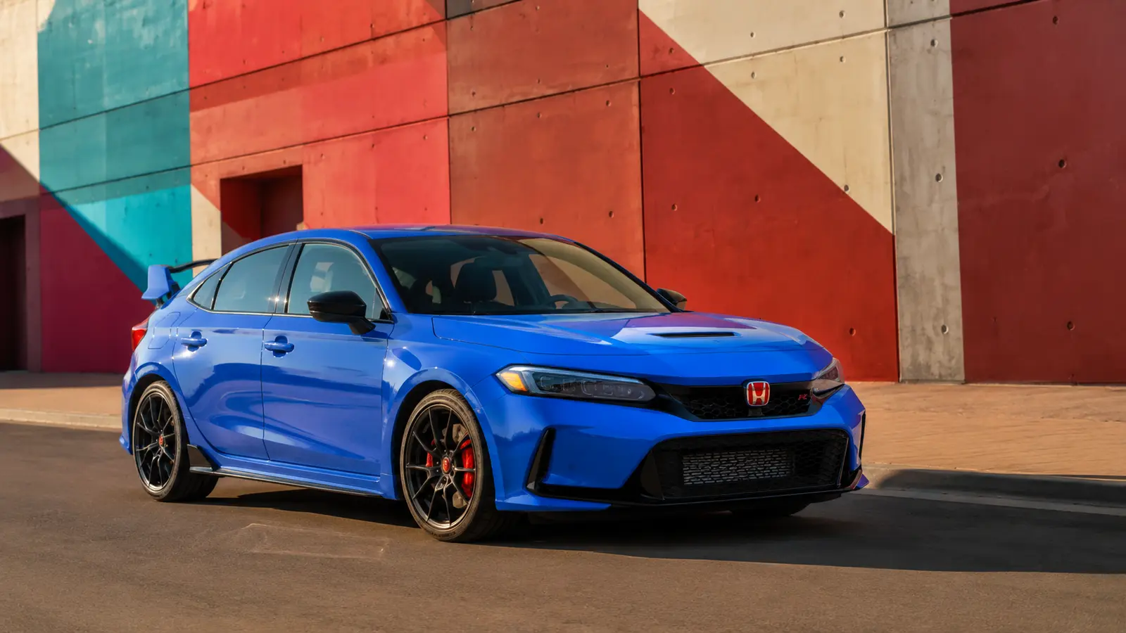 АВТО 1000226 синий Honda Civic Type R у яркой архитектуры