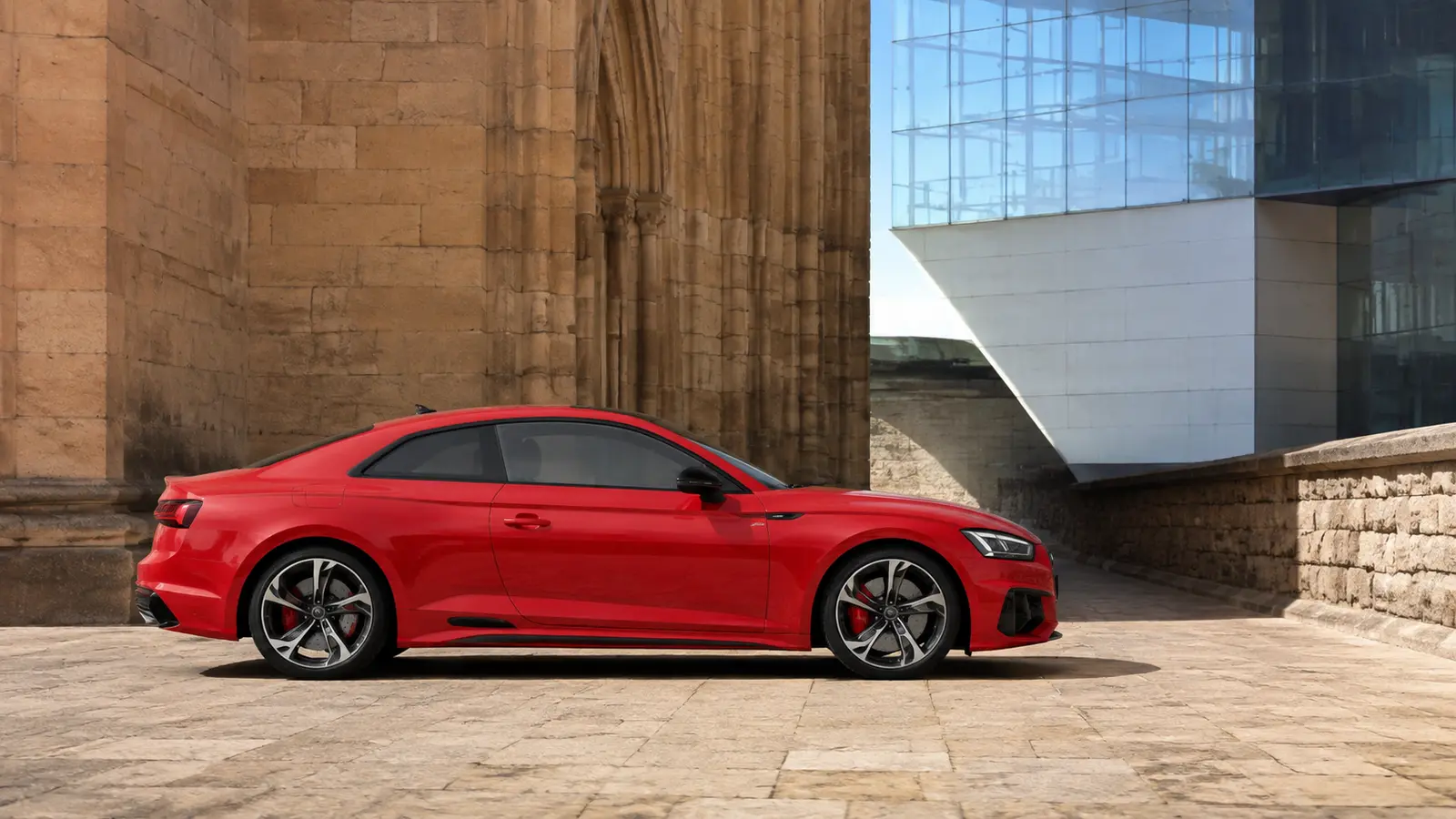 АВТО 1000653 красный Audi RS5 в профиль на каменной площади