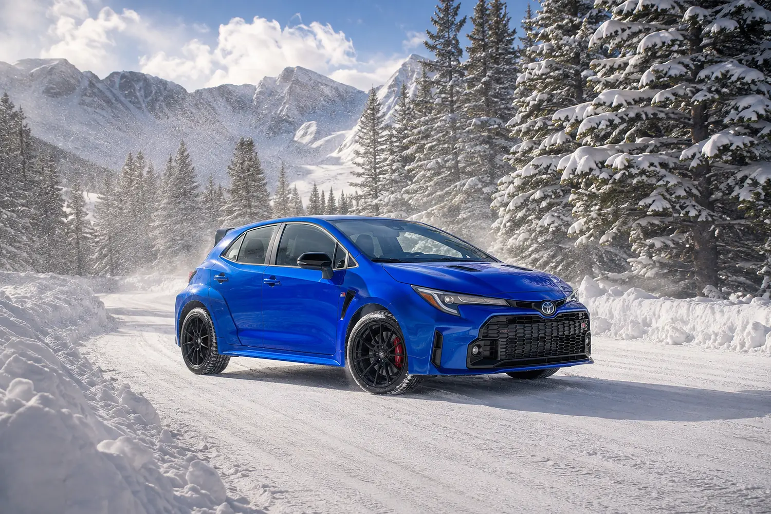 АВТО 1003669 синий Toyota GR Corolla на снежной горной дороге