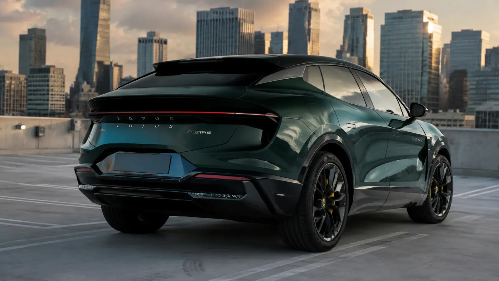 АВТО 1002934 зелёный Lotus Eletre крупно на крыше городского паркинга