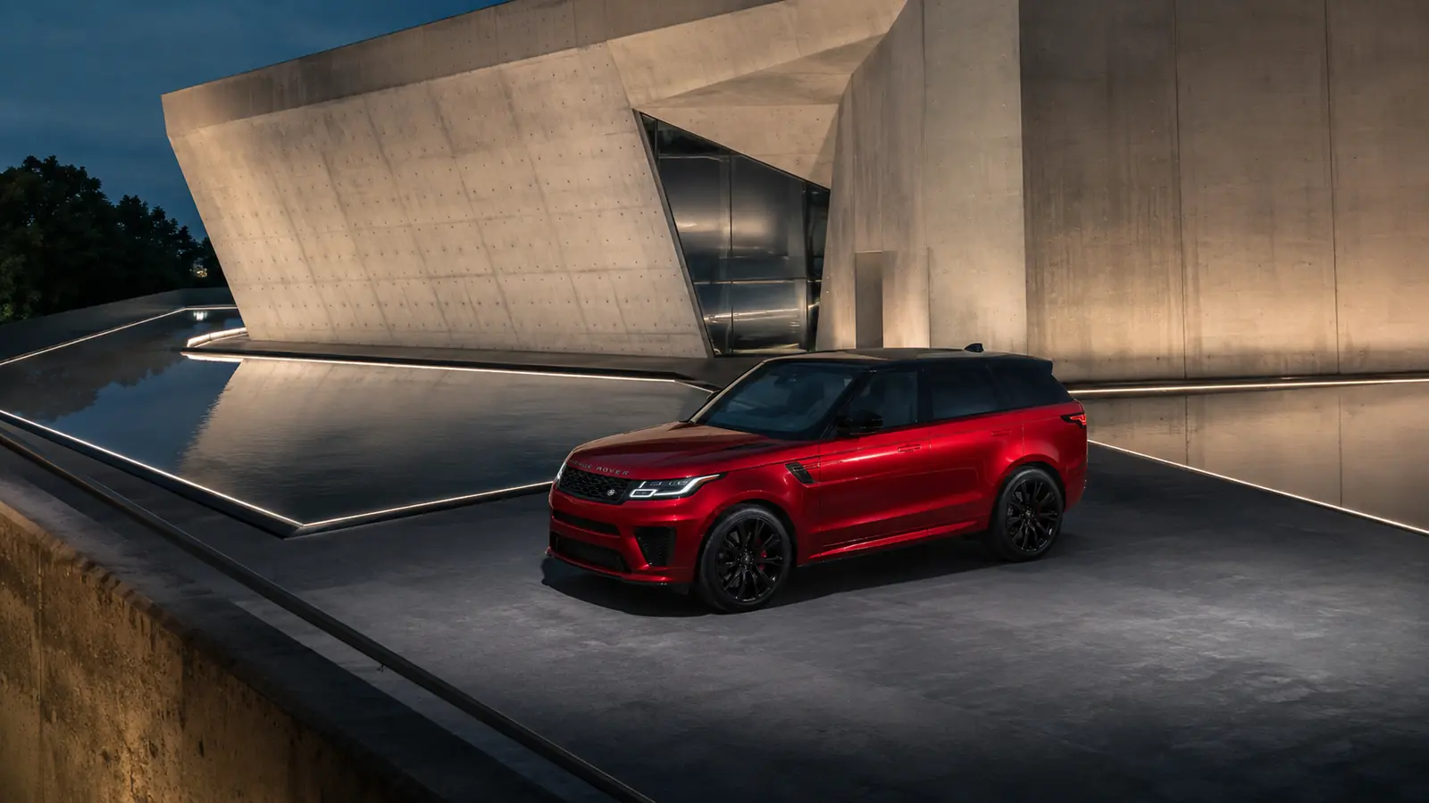 АВТО 1002015 красный Range Rover Sport SV у бруталистского музея