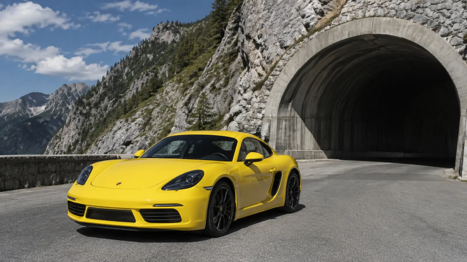 АВТО 1001769 жёлтый Porsche 718 Cayman у горного тоннеля