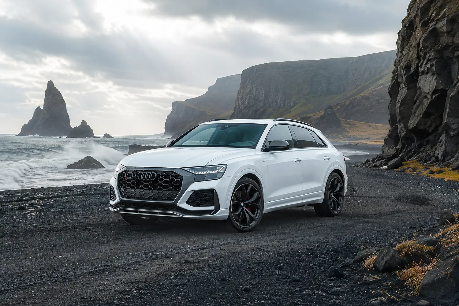 АВТО 1003618 белый Audi RS Q8 performance на вулканическом берегу