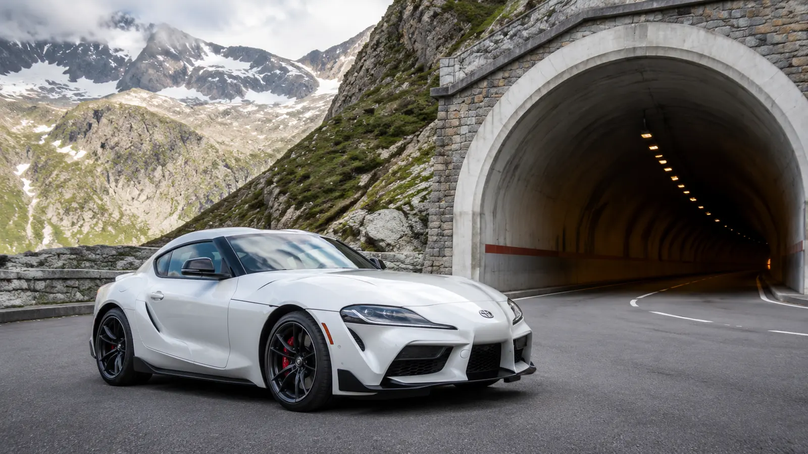 АВТО 1001468 Белая Toyota GR Supra у альпийского тоннеля
