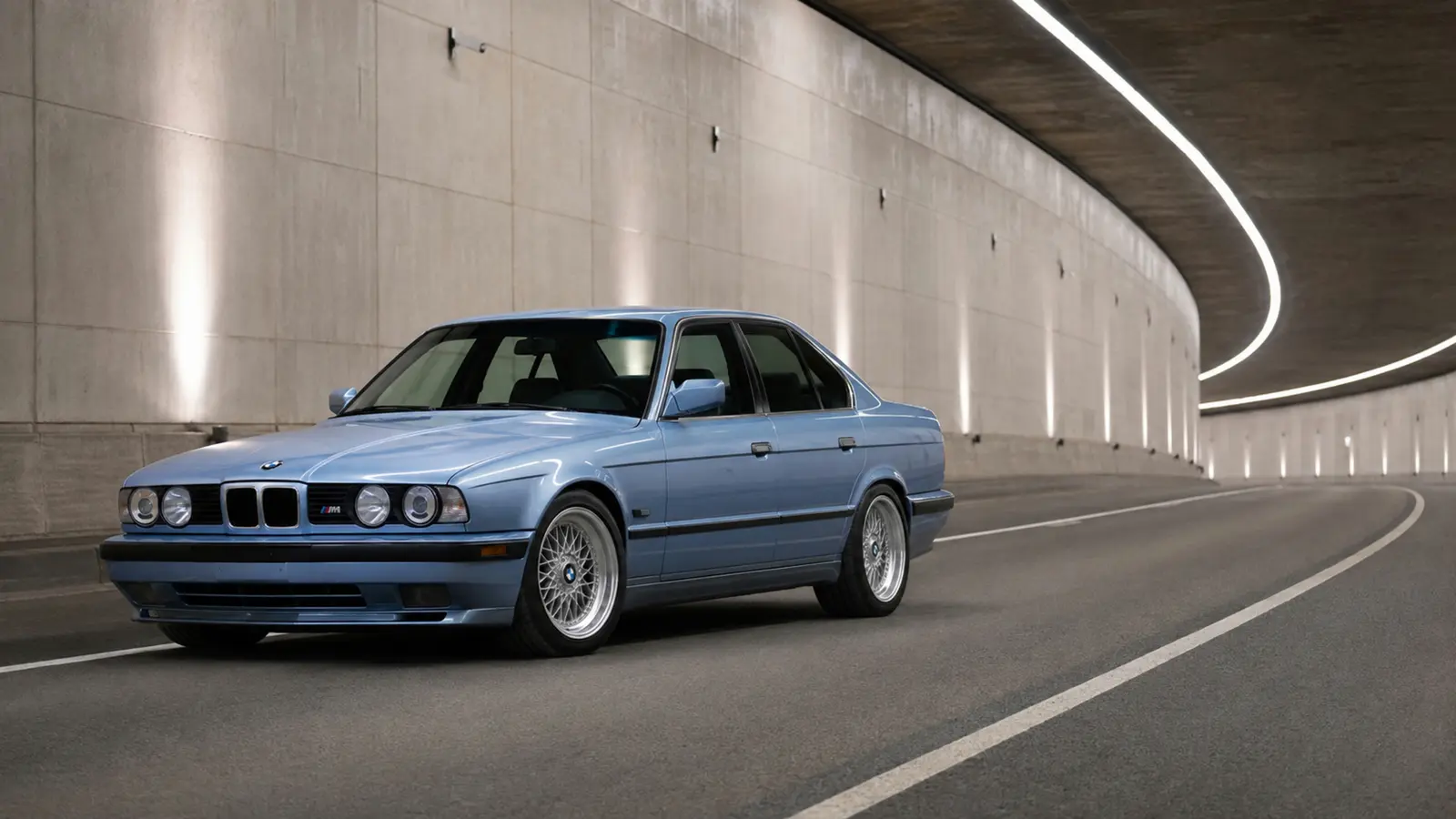 АВТО 1003361 ледяной голубой BMW E34 M5 целиком на изгибе пустой дороги