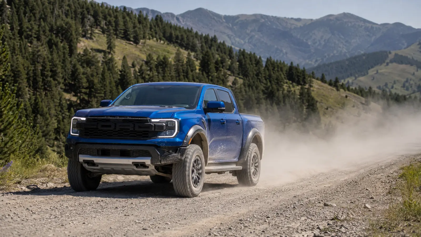 АВТО 1001458 Синий Ford Ranger Raptor на горной гравийной дороге