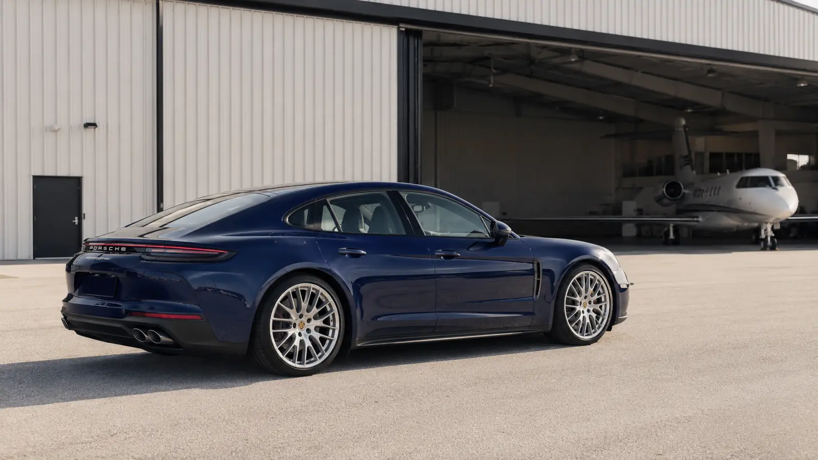 АВТО 1001357 Синий Porsche Panamera у авиационного ангара