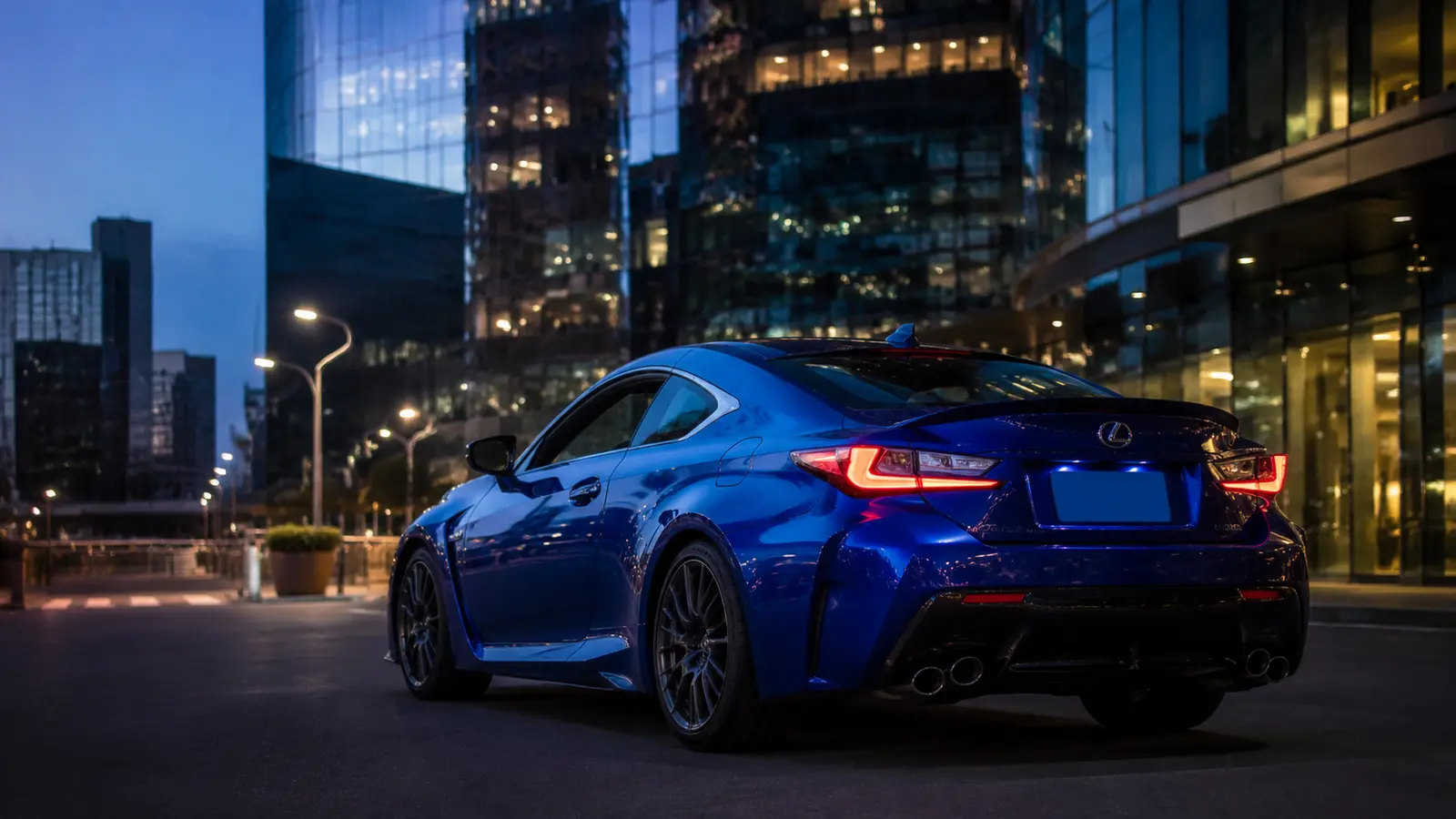 АВТО 1001819 синий Lexus RC F в деловом центре