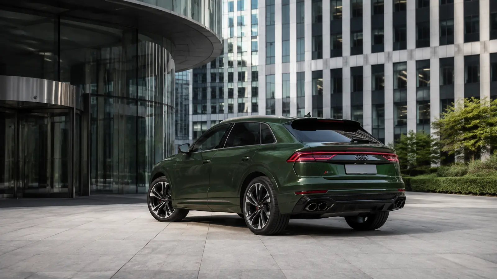 АВТО 1000868 зелёный Audi RS Q8 у делового центра