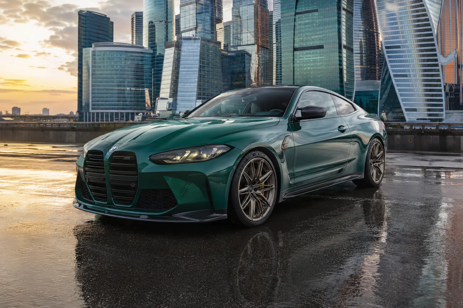 АВТО 1003862 прокаченный BMW M4 G82 у Москва-Сити на рассвете