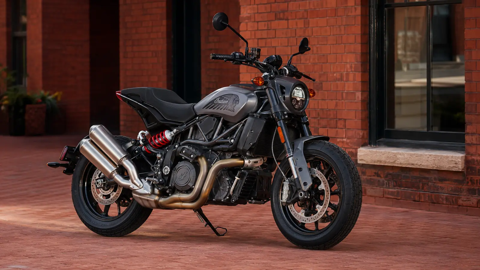 АВТО 1000451 серый Indian FTR у кирпичной архитектуры