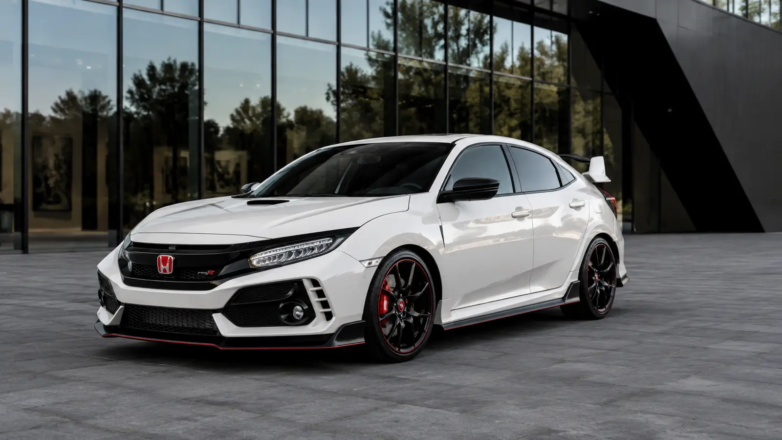 АВТО 1002461 белый Honda Civic Type R у стеклянной галереи
