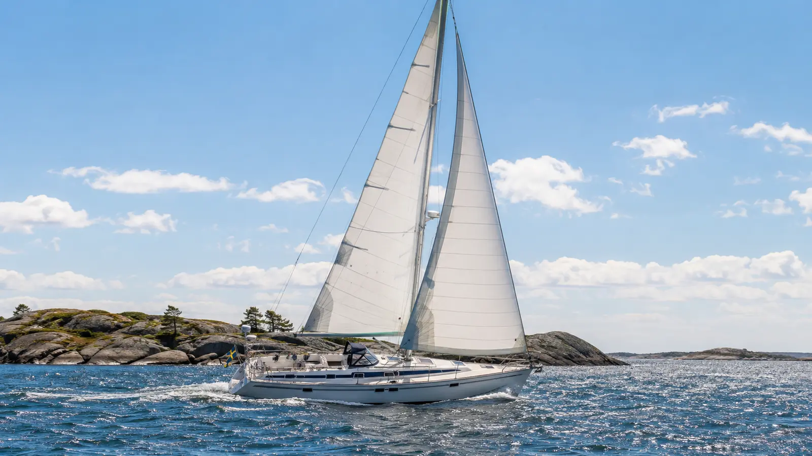 АВТО 1000037 парусная яхта Hallberg-Rassy 44 у шведских шхер
