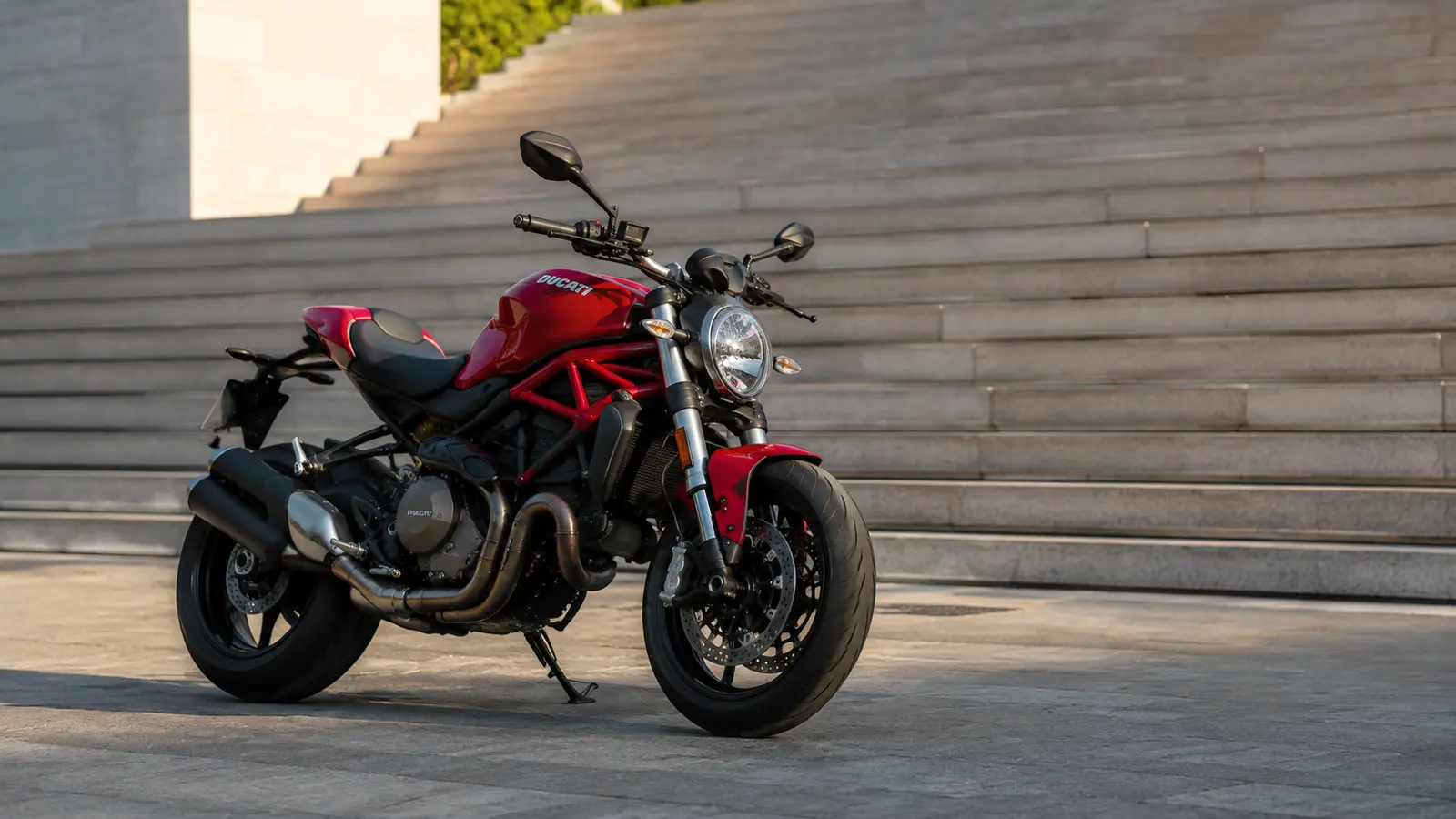 АВТО 1001745 красный Ducati Monster у лестницы
