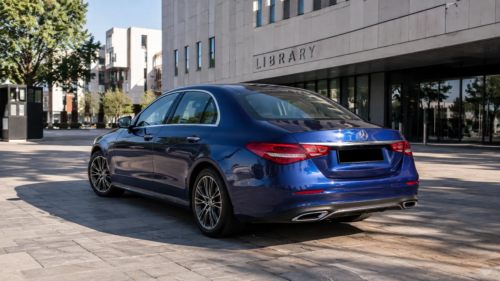 АВТО 1001704 синий Mercedes E-Class у библиотеки