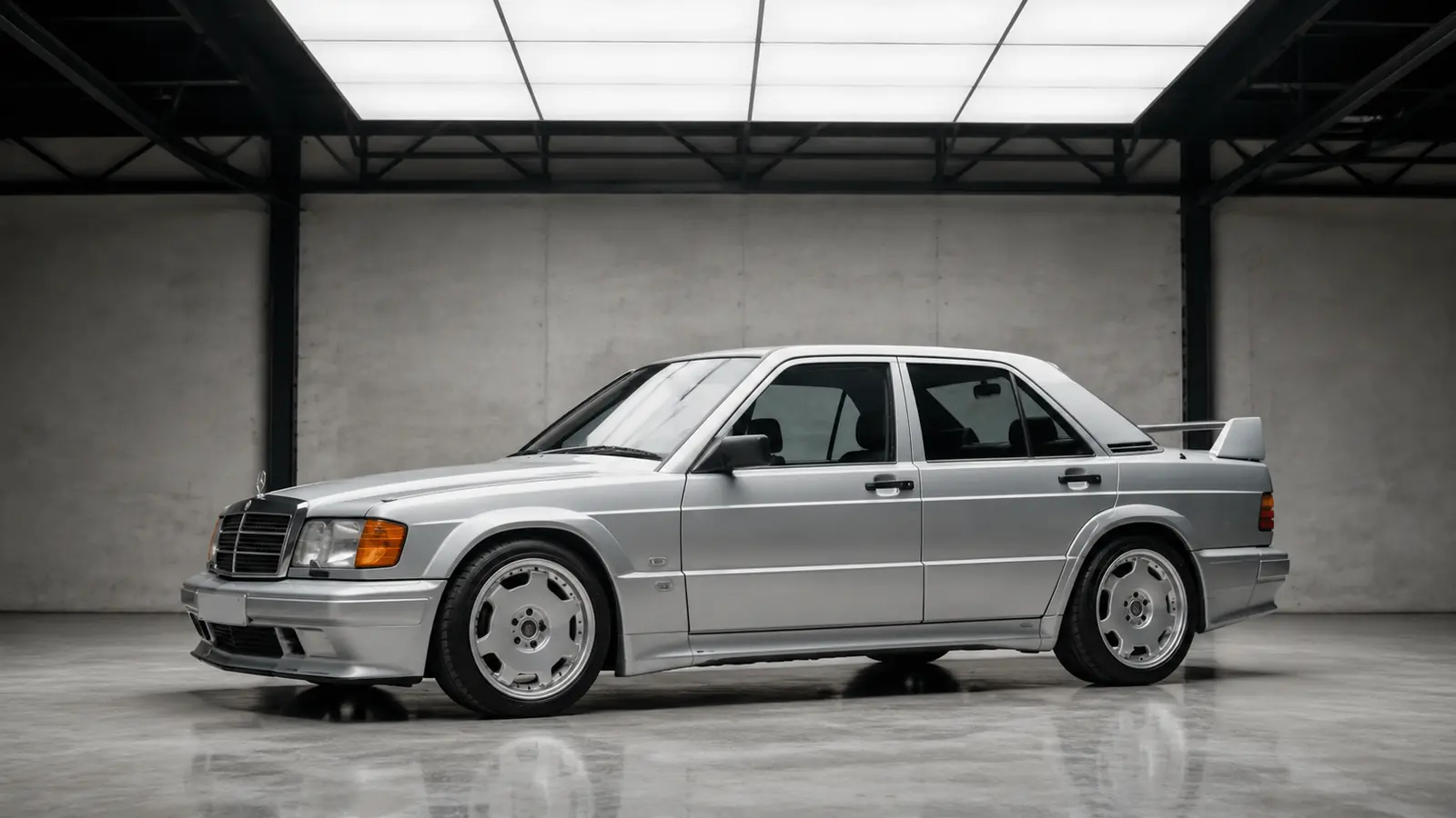 АВТО 1002008 серебристый Mercedes 190E restomod в дизайнерской студии
