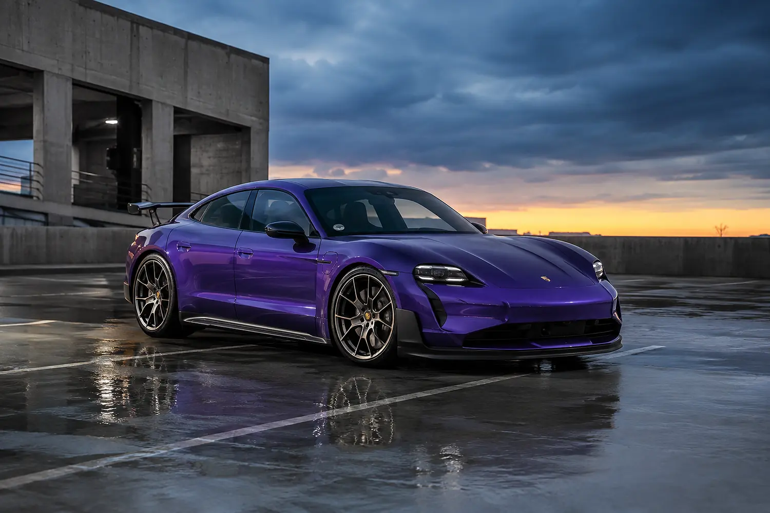 АВТО 1003667 фиолетовый Porsche Taycan Turbo GT на бетонной парковке