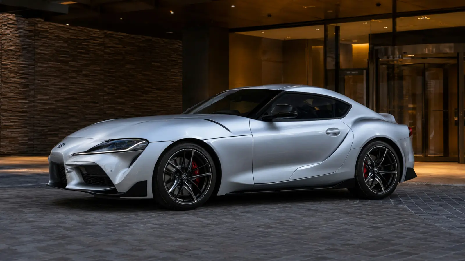 АВТО 1003164 серебристый Toyota GR Supra крупно премиальный кадр