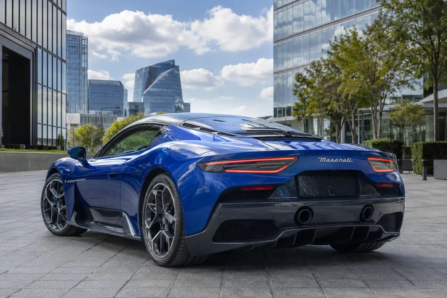 АВТО 1003829 синий Maserati MC20 в современном Париже
