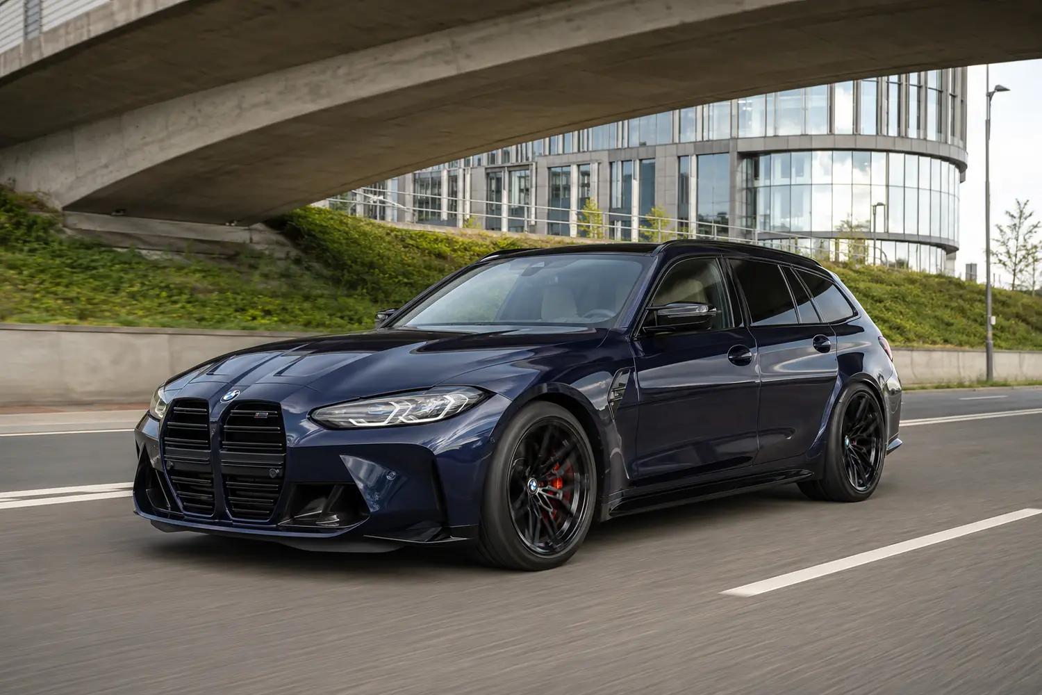 АВТО 1003719 тёмно синий BMW M3 на городском хайвее