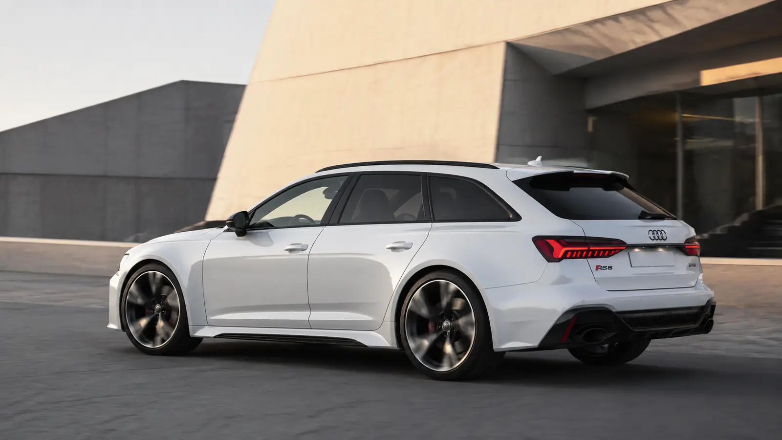 АВТО 1002223 белый Audi RS6 Avant крупно у современного музея