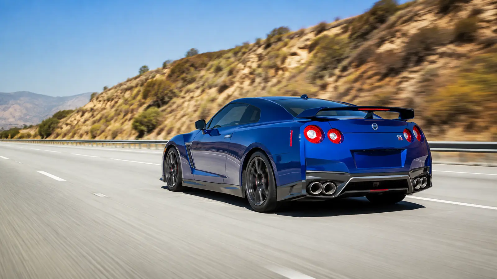 АВТО 1000614 синий Nissan GT-R в движении на пустой трассе