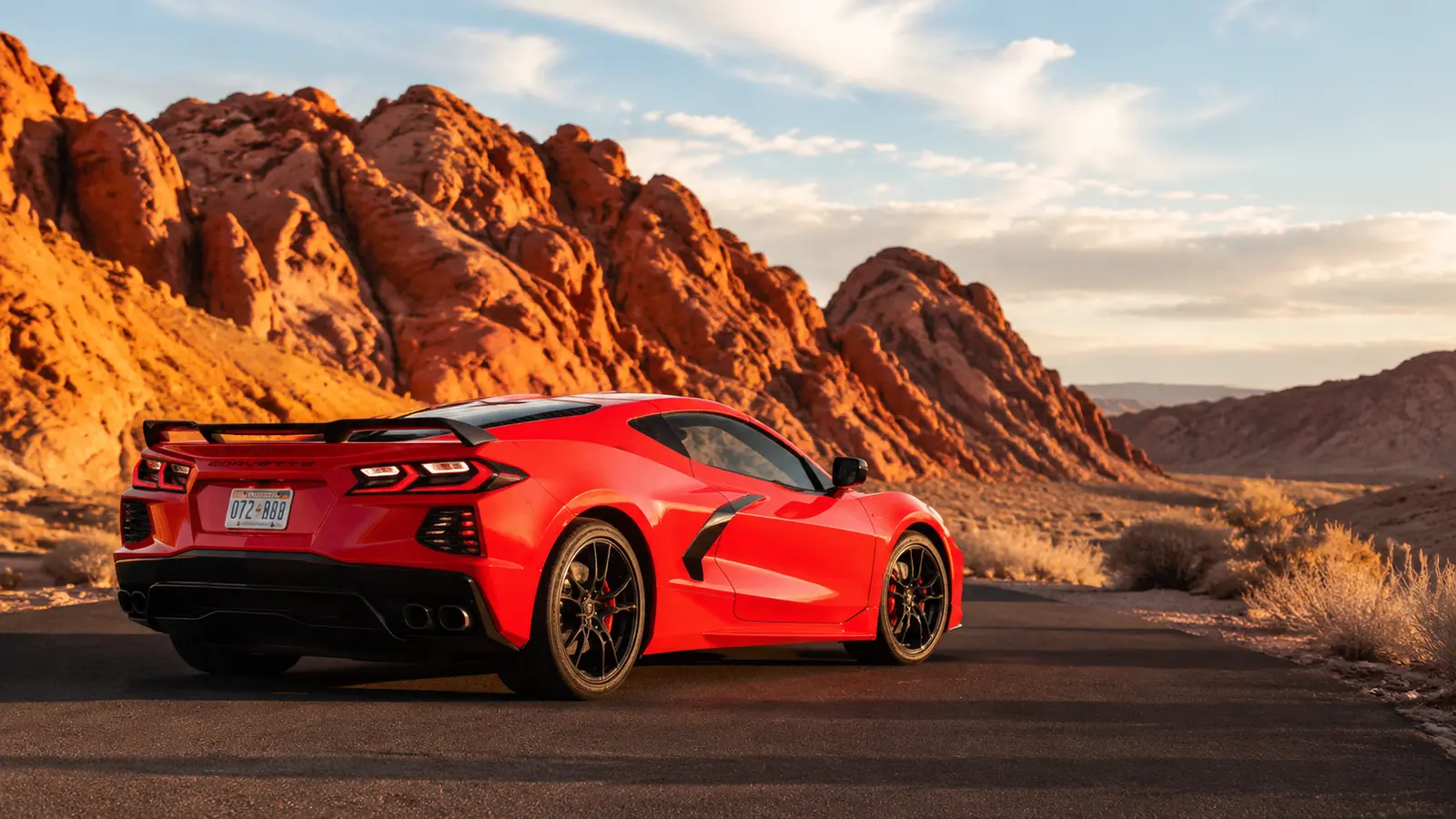 АВТО 1000638 красный Chevrolet Corvette сзади у пустынных скал