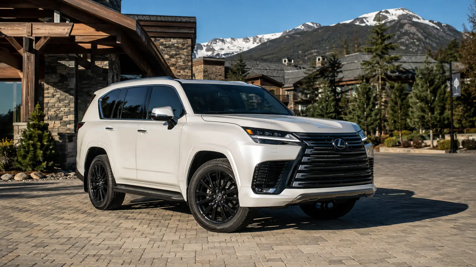АВТО 1000276 белый Lexus LX 600 у альпийского курорта