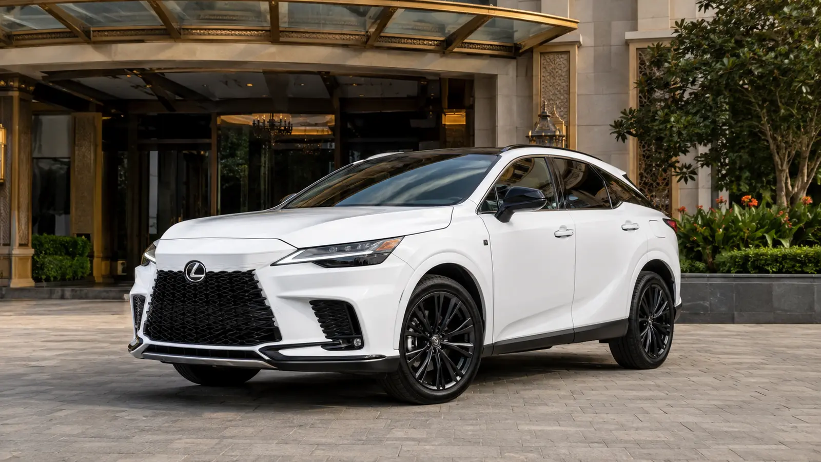 АВТО 1000456 белый Lexus RX 500h у отеля