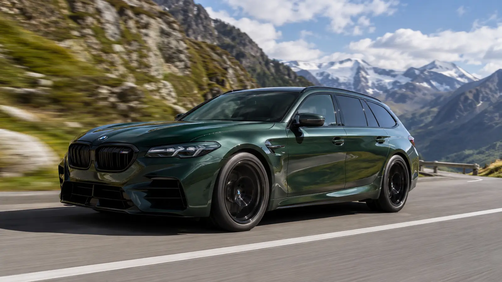 АВТО 1002162 зелёный BMW M5 Touring крупно на альпийской дороге