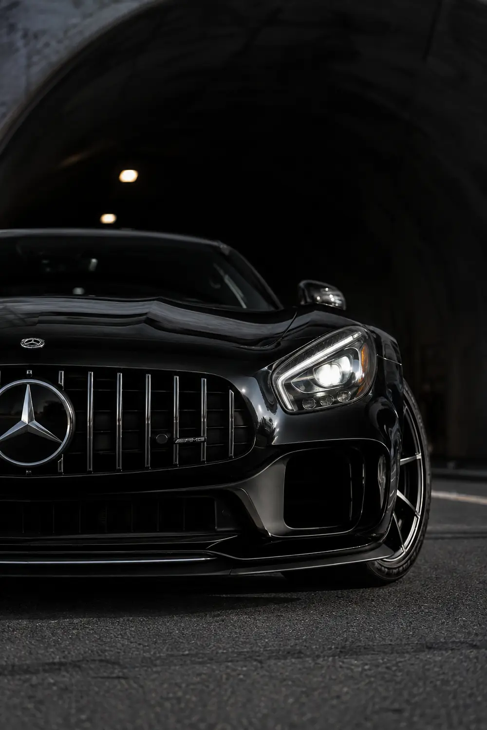 АВТО 1003753 решётка чёрного Mercedes AMG GT ночью