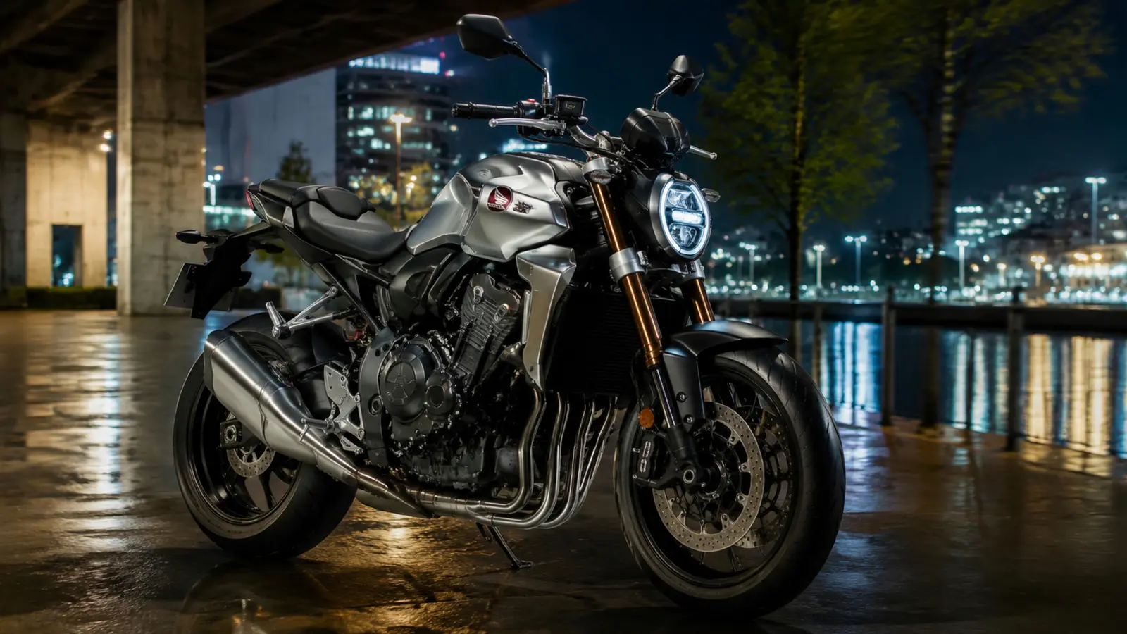 АВТО 1002983 серебристый Honda CB1000R крупно в вечернем городе