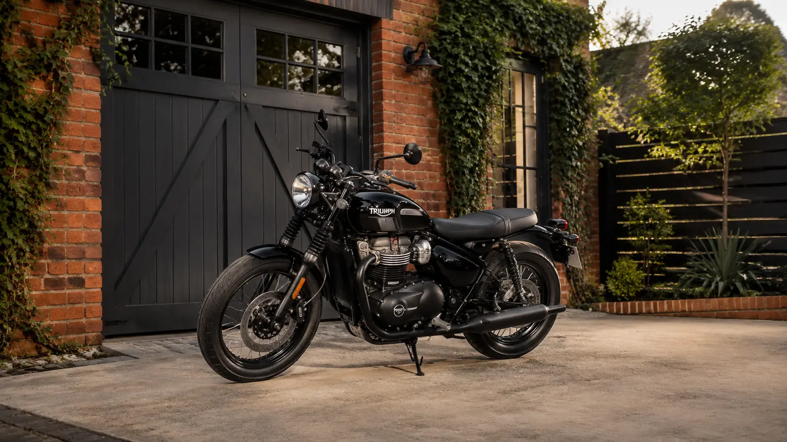 АВТО 1000847 чёрный Triumph Bonneville у кирпичного гаража