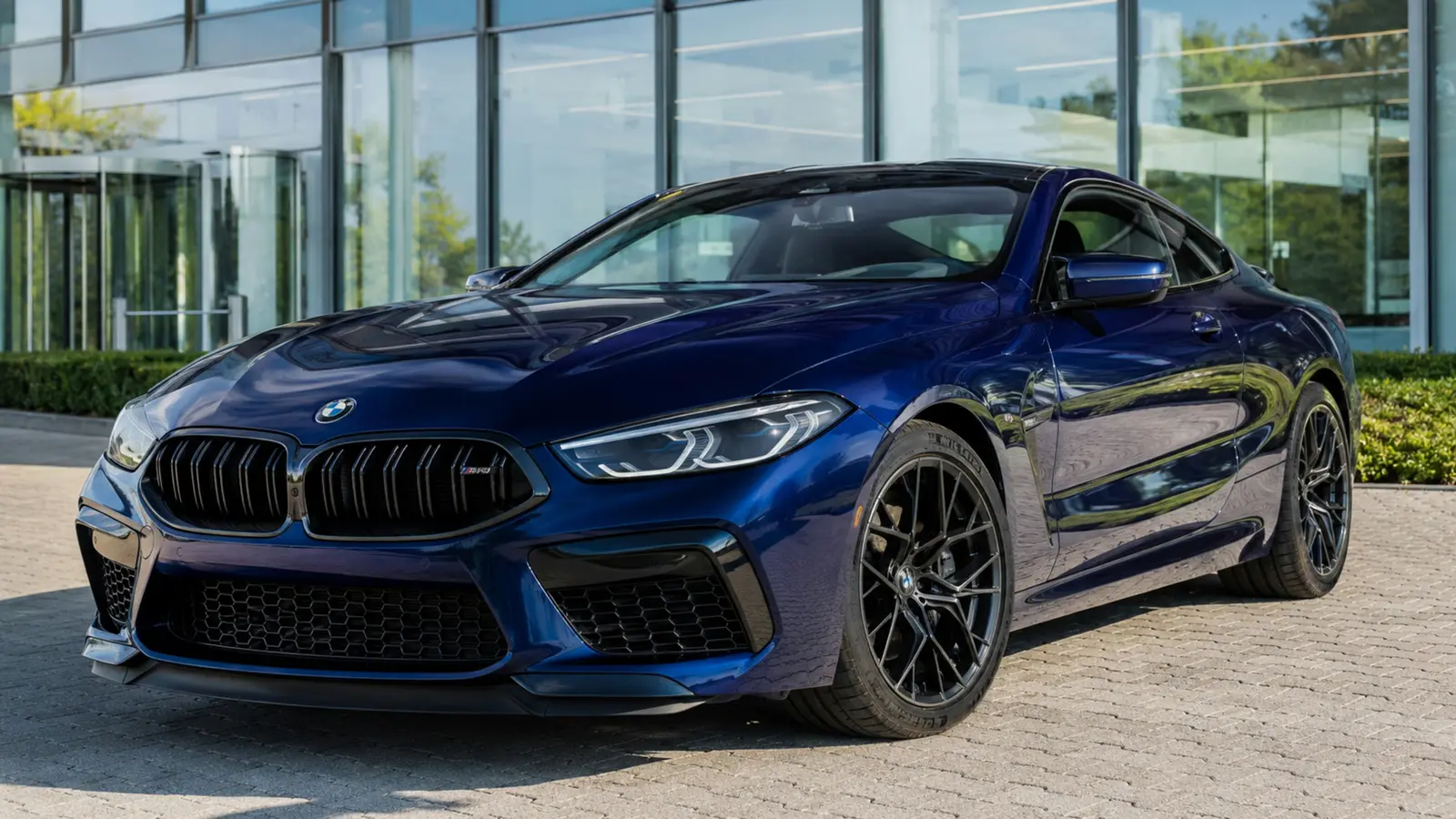 АВТО 1002792 синий BMW M8 Competition крупно у стеклянного бизнес центра