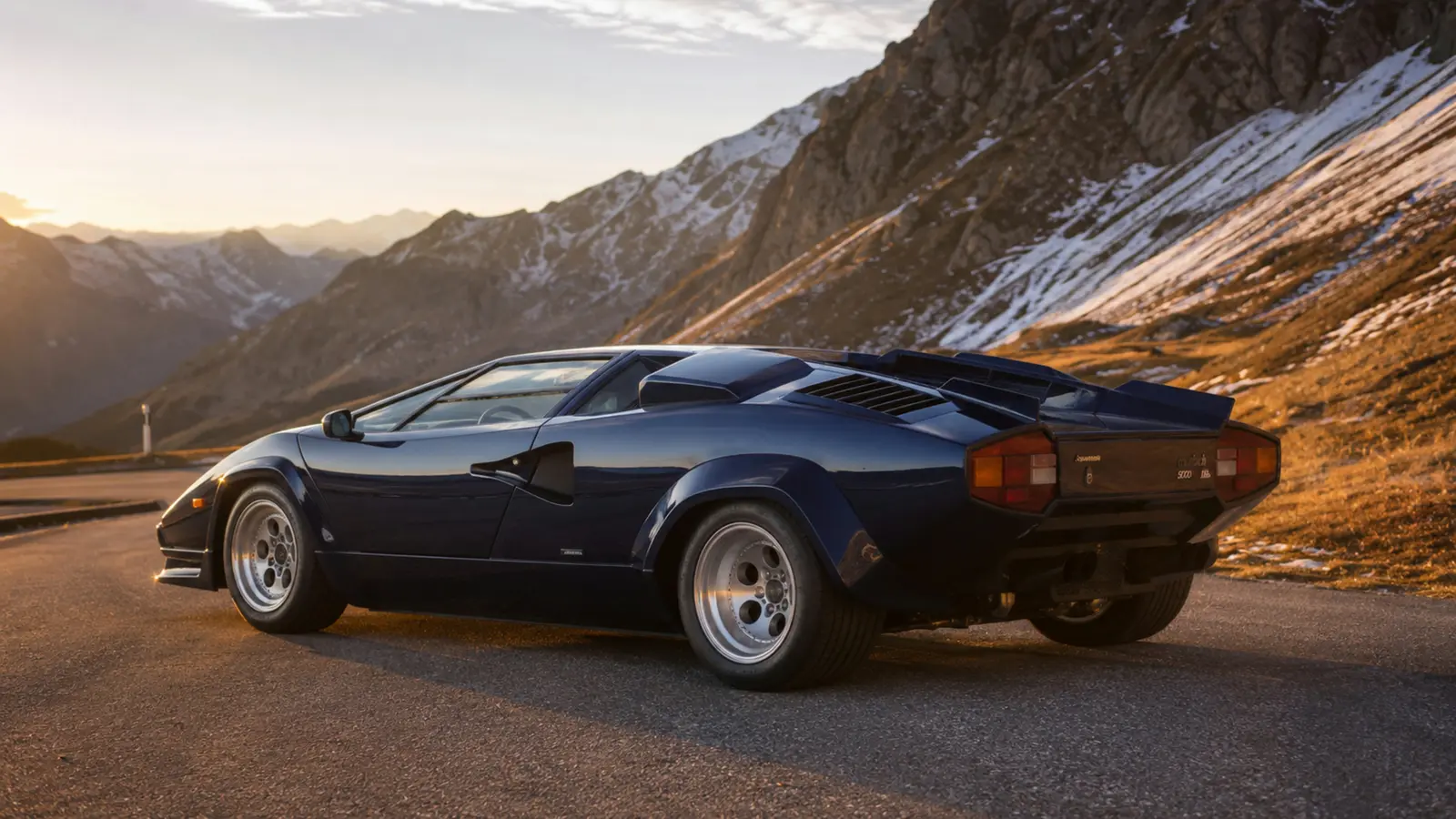АВТО 1003375 тёмно-синий Lamborghini Countach 5000 QV крупно свет и тень по кузову