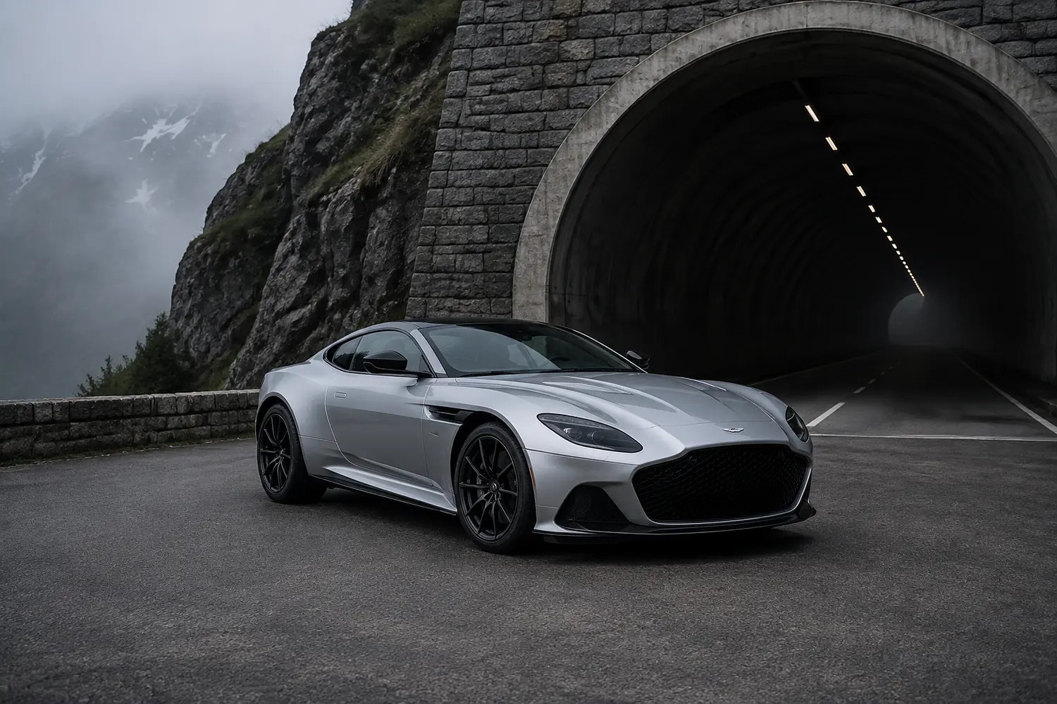 АВТО 1003613 серебристый Aston Martin DBS 770 Ultimate у горного тоннеля