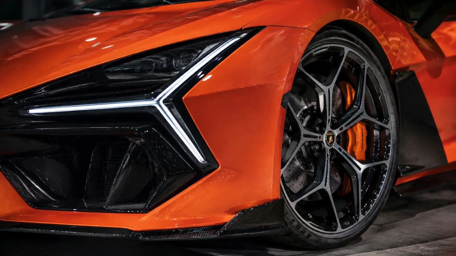 АВТО 1002525 бронзовый Lamborghini Revuelto фара колесо и кузов крупным планом