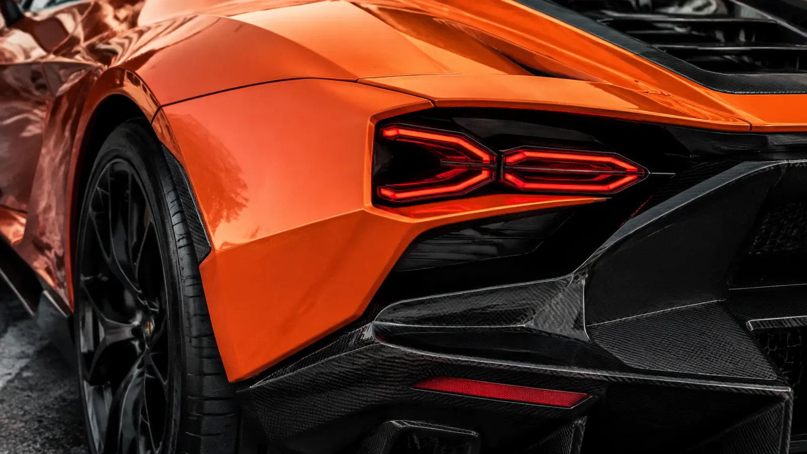 АВТО 1002324 карбон и задний фонарь Lamborghini крупным планом