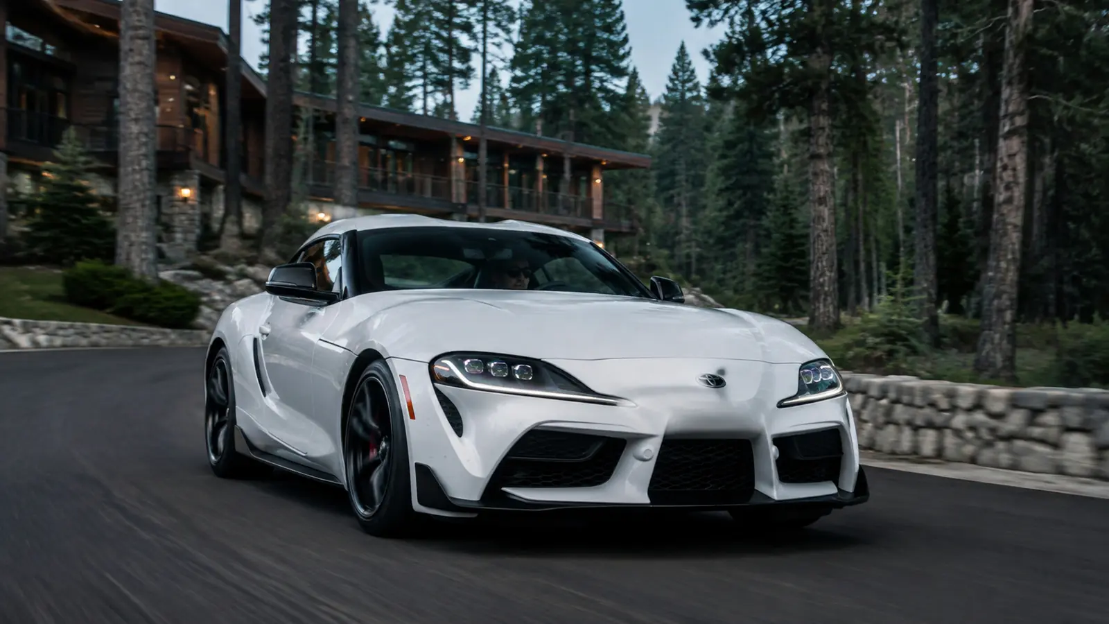 АВТО 1002583 жемчужно-белый Toyota GR Supra у лесного эко-отеля
