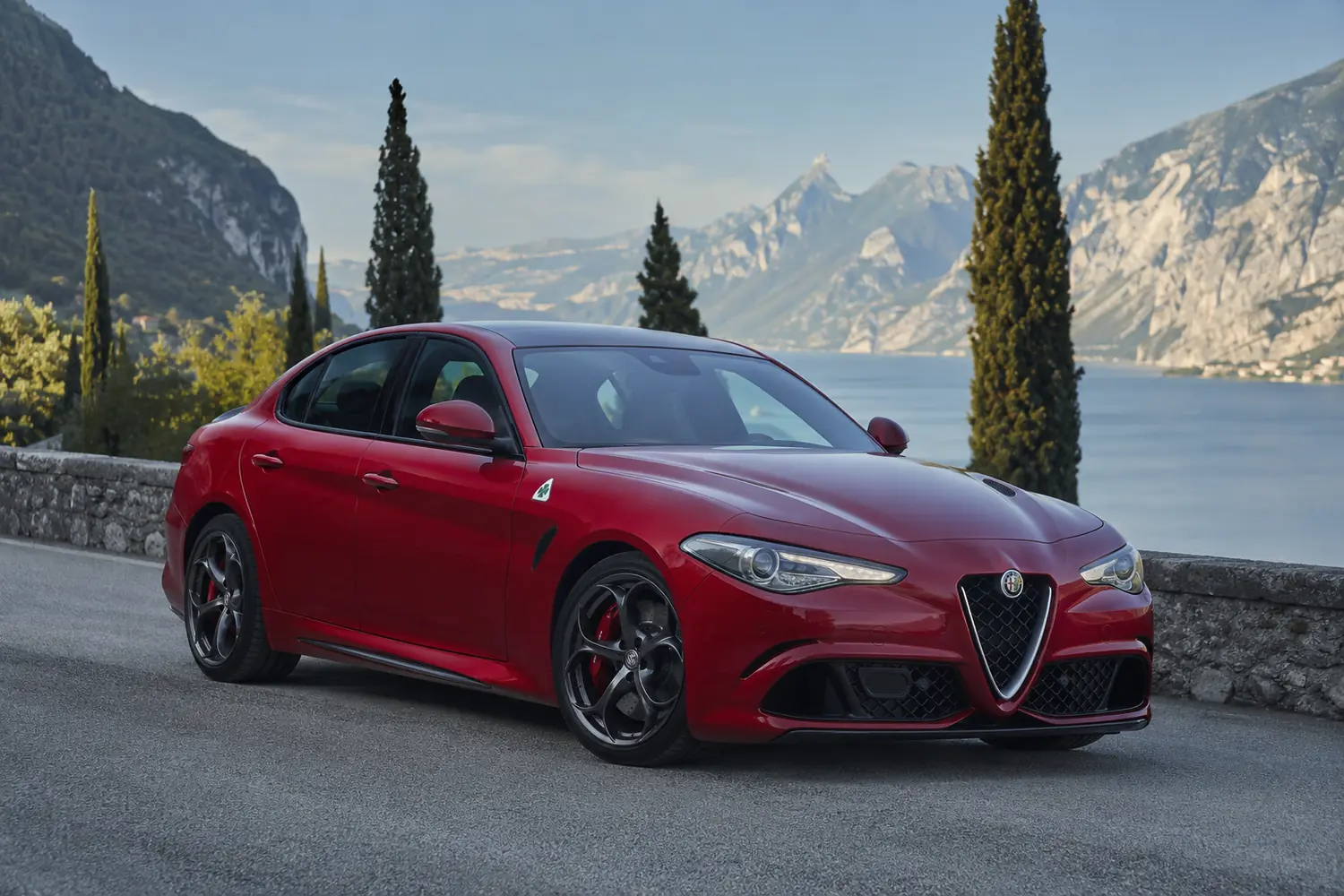 АВТО 1003762 красная Alfa Romeo Giulia Quadrifoglio у горного озера