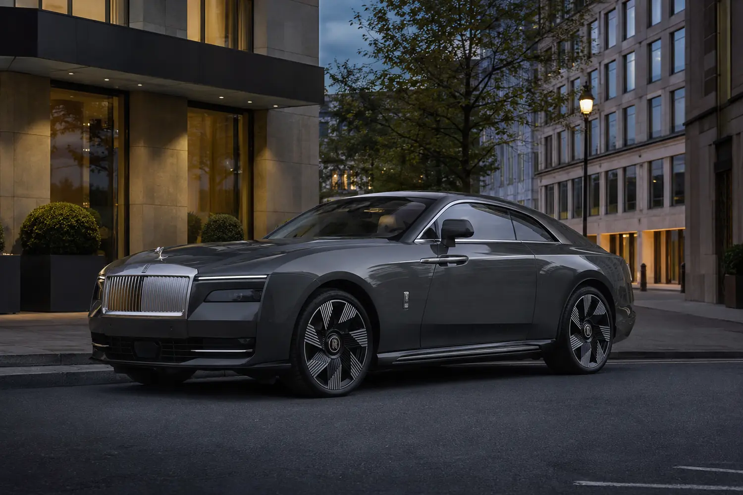 АВТО 1003735 серый Rolls Royce Spectre в сумеречном Лондоне
