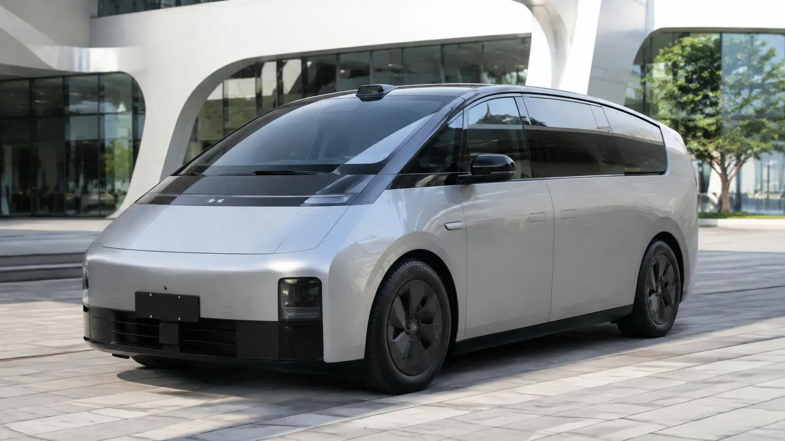 АВТО 1002882 серебристый Li Auto Mega крупно у технологичного павильона
