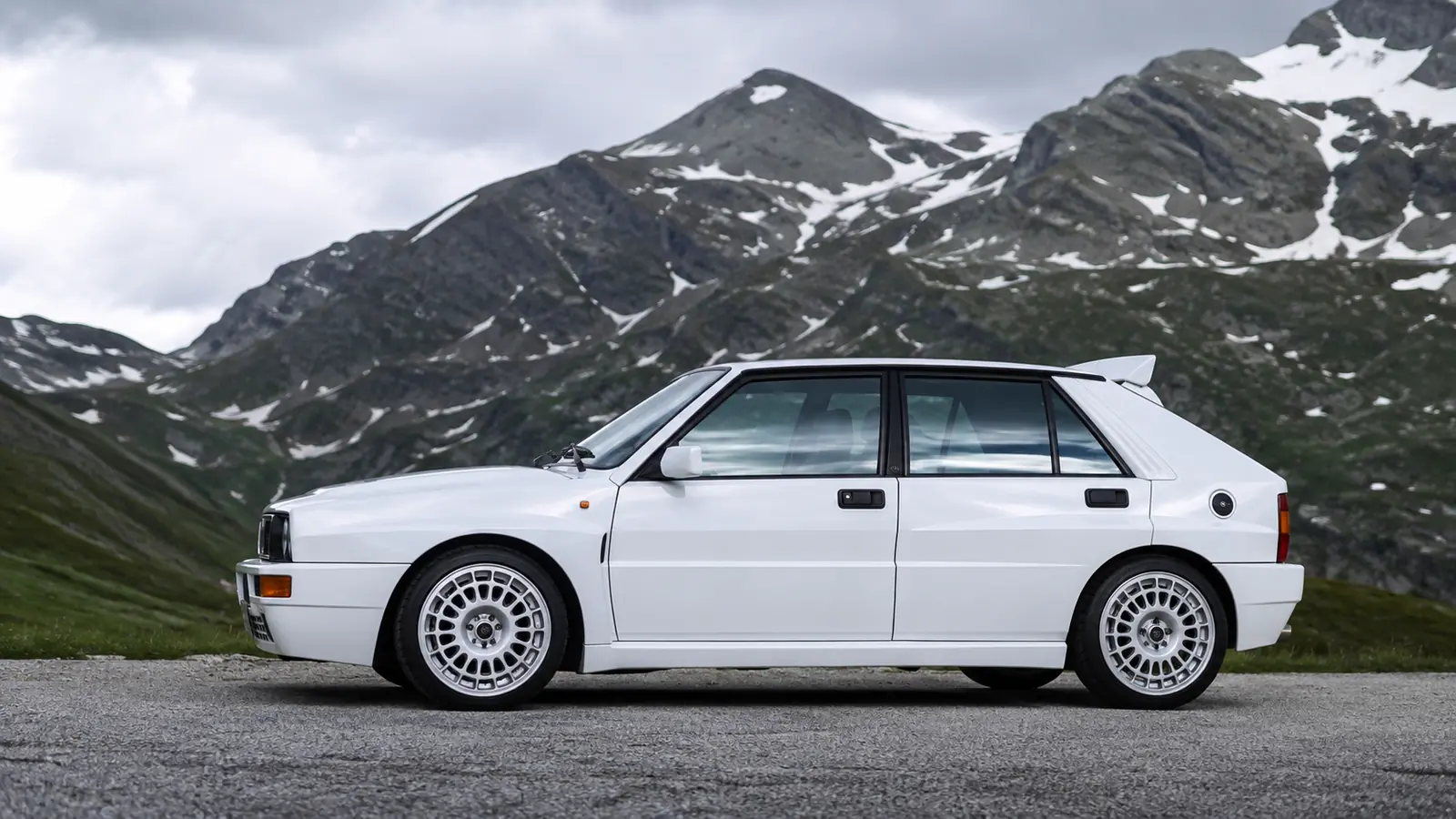 АВТО 1002303 белая Lancia Delta Integrale крупно на горном перевале