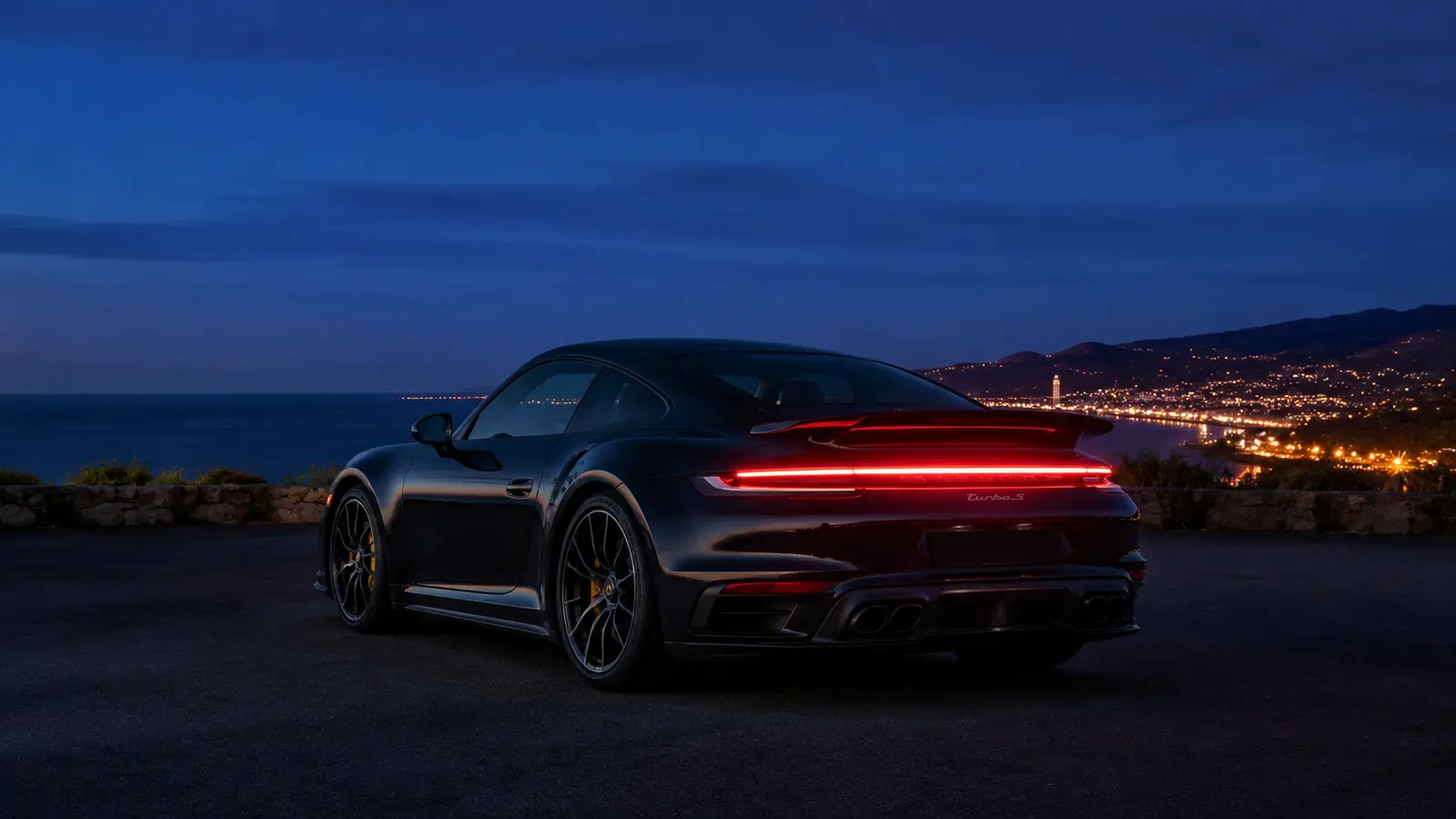 АВТО 1001632 чёрный Porsche 911 Turbo S у ночного побережья