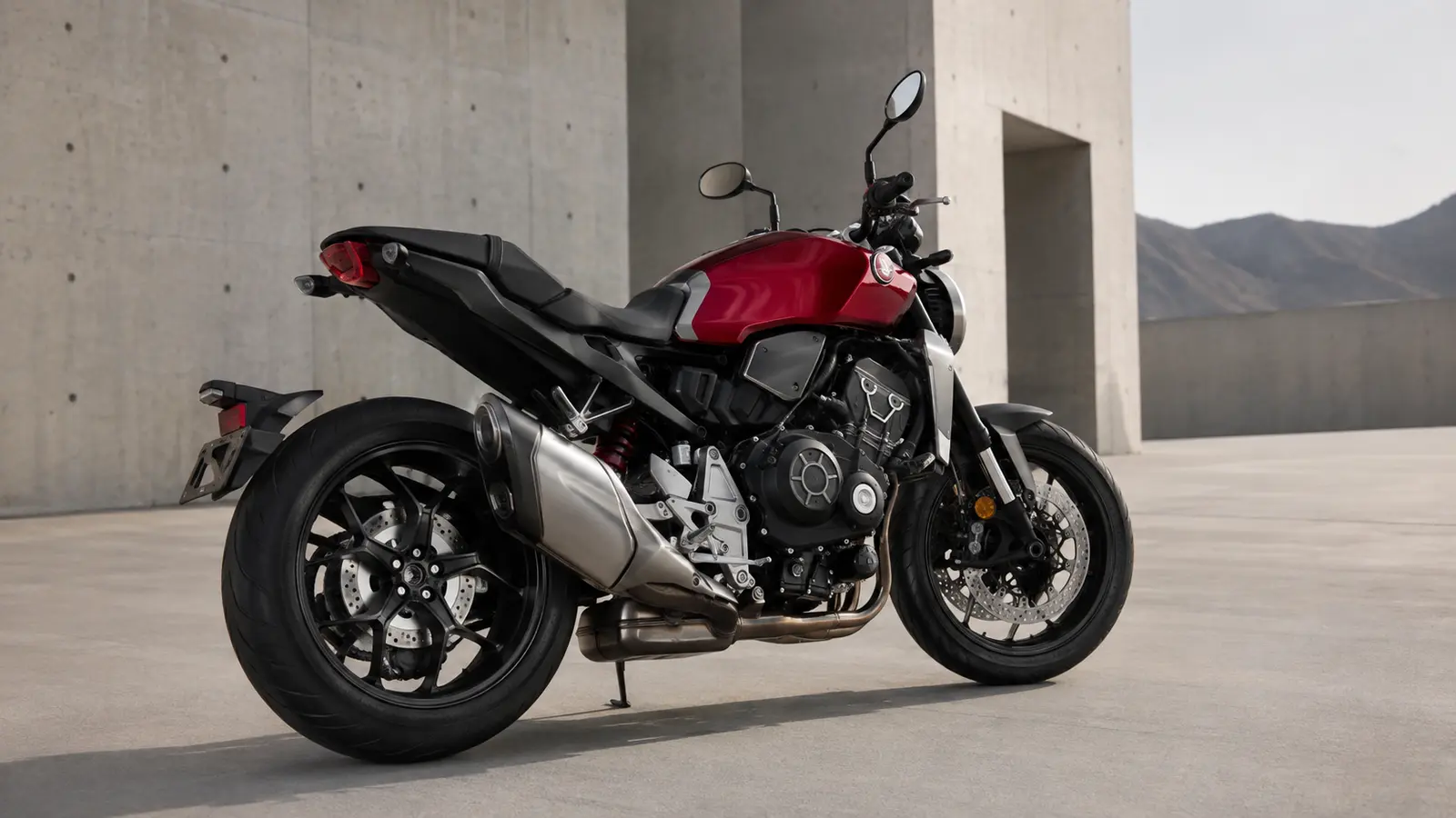 АВТО 1000285 красный Honda CB1000R у бетонной галереи